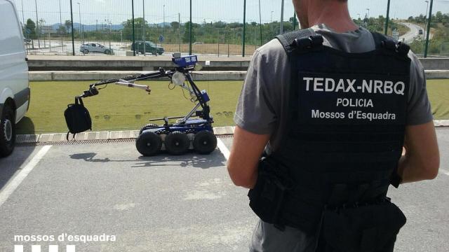 Un artificiero de los Mossos d'Esquadra en una simulación de intervención.