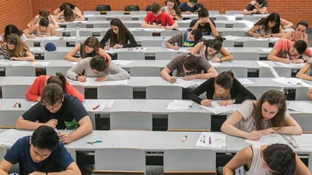 Examen en un aula./