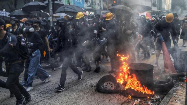 Primer herido de bala en Hong Kong: guerra en las calles en el 70 aniversario de China