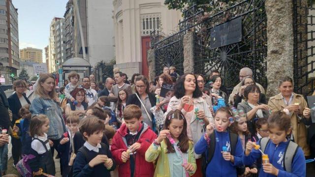 Pompas de jabón por más profesores especializados en el colegio Labaca de A Coruña