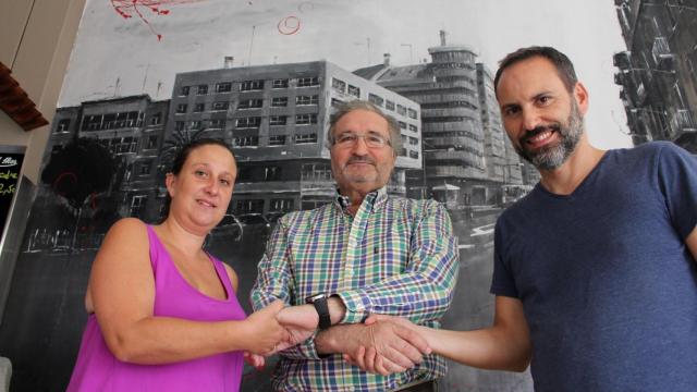 José Luis Queijeiro, en el centro, traspasa el local a Ana y Daniel Romay.