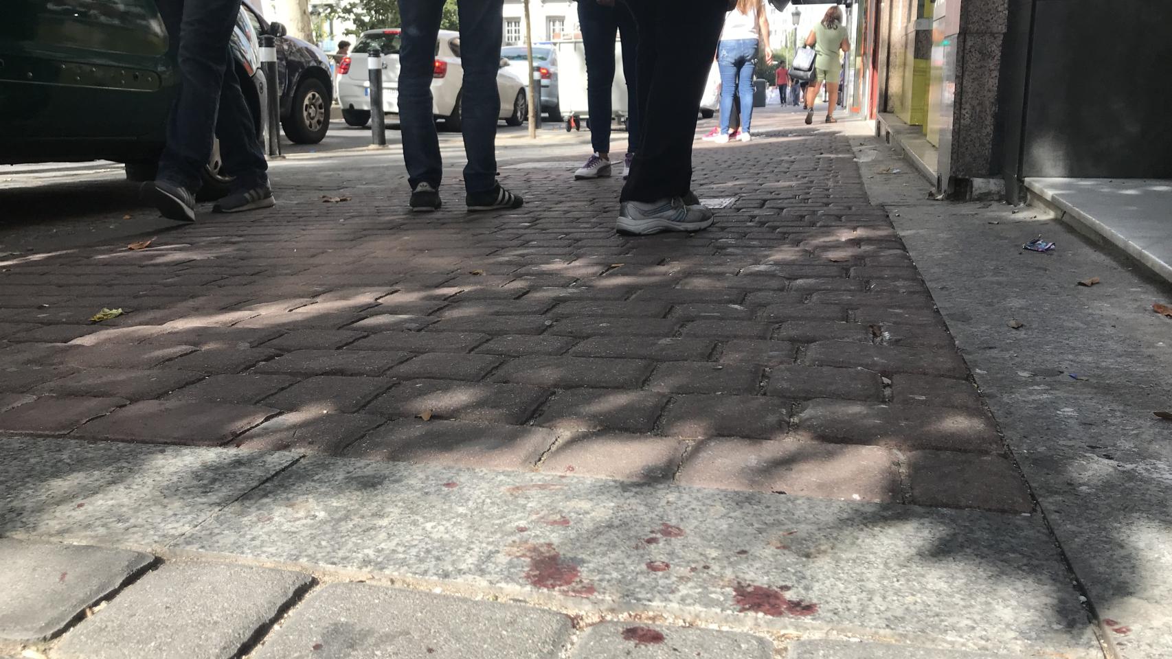 En la calle, donde se produjo el tiroteo, todavía se advierten restos de sangre.