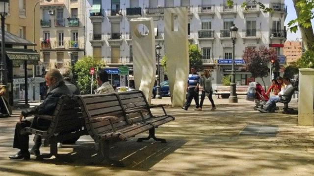 Imagen de una plaza en el Puente de Vallecas (Madrid).