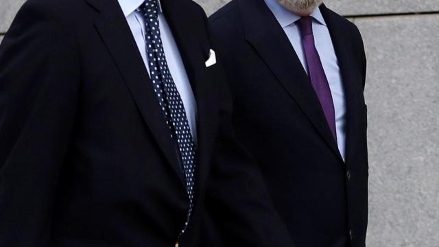 El expresidente de Popular, Emilio Saracho, y su abogado.