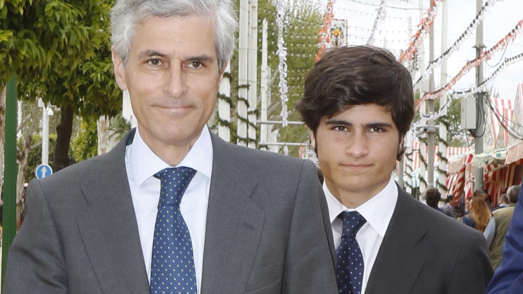 Adolfo Suárez Illana junto a su hijo en una imagen de archivo.