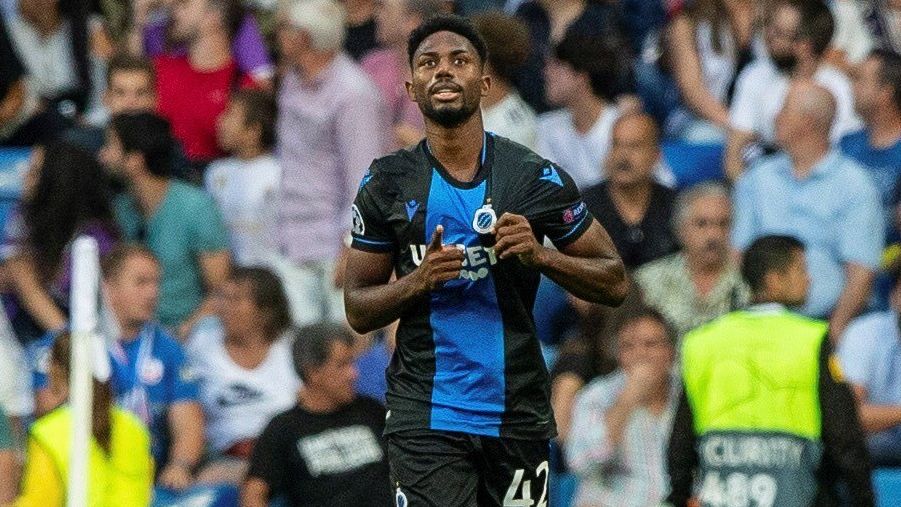 Dennis celebra uno de sus dos goles al Real Madrid