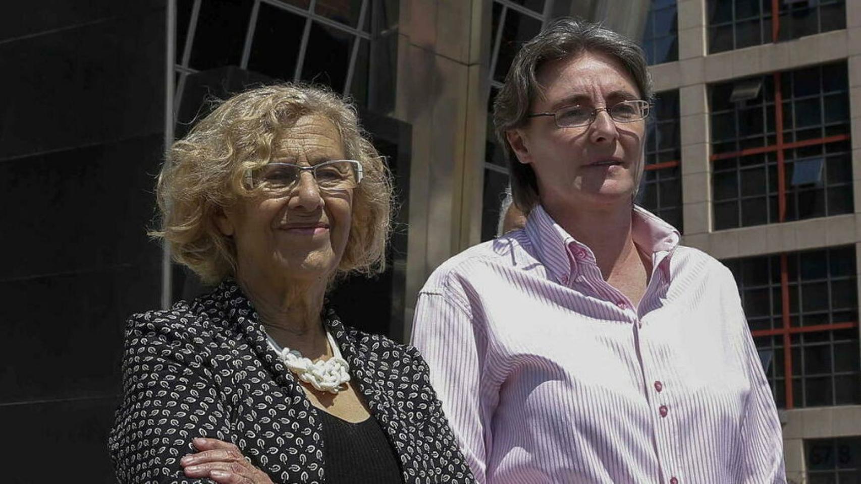 Marta Higuera junto Manuela Carmena