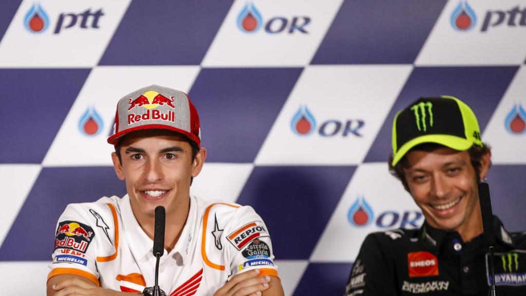 Márquez, junto a Rossi, durante la conferencia de prensa del Gran Premio de Tailandia.