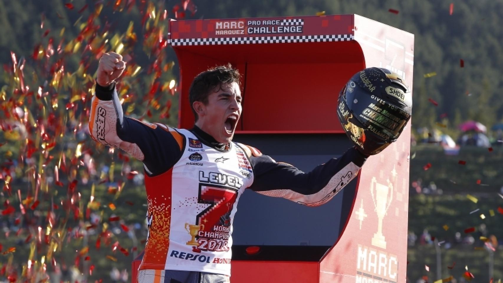 Marc Márquez, durante la celebración  de su séptimo título, en el circuito japonés de Motegi.