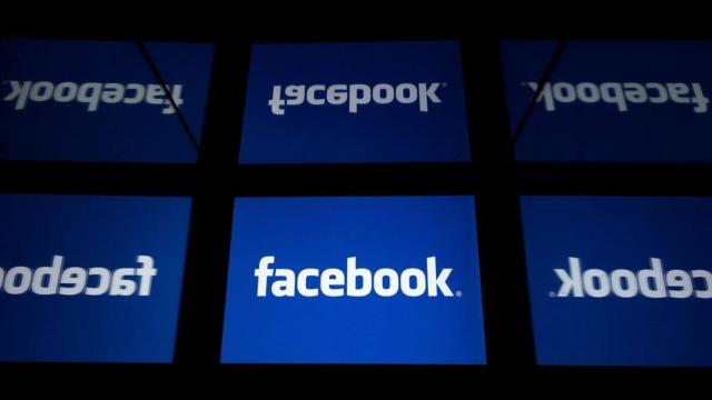 Logo de Facebook en diferentes pantallas.