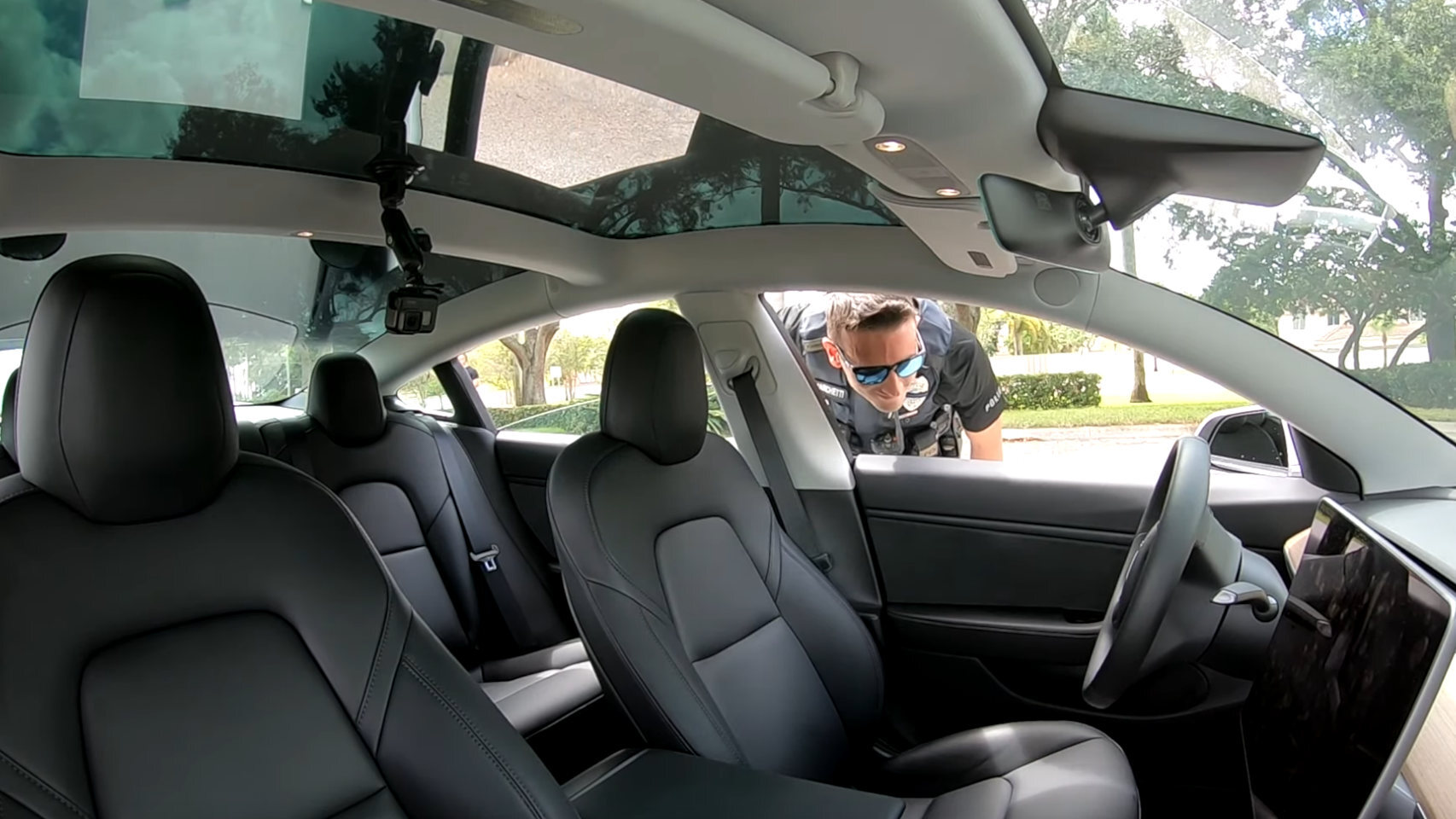 Un Tesla sin conductor es parado por la policía, ¿es real este vídeo?