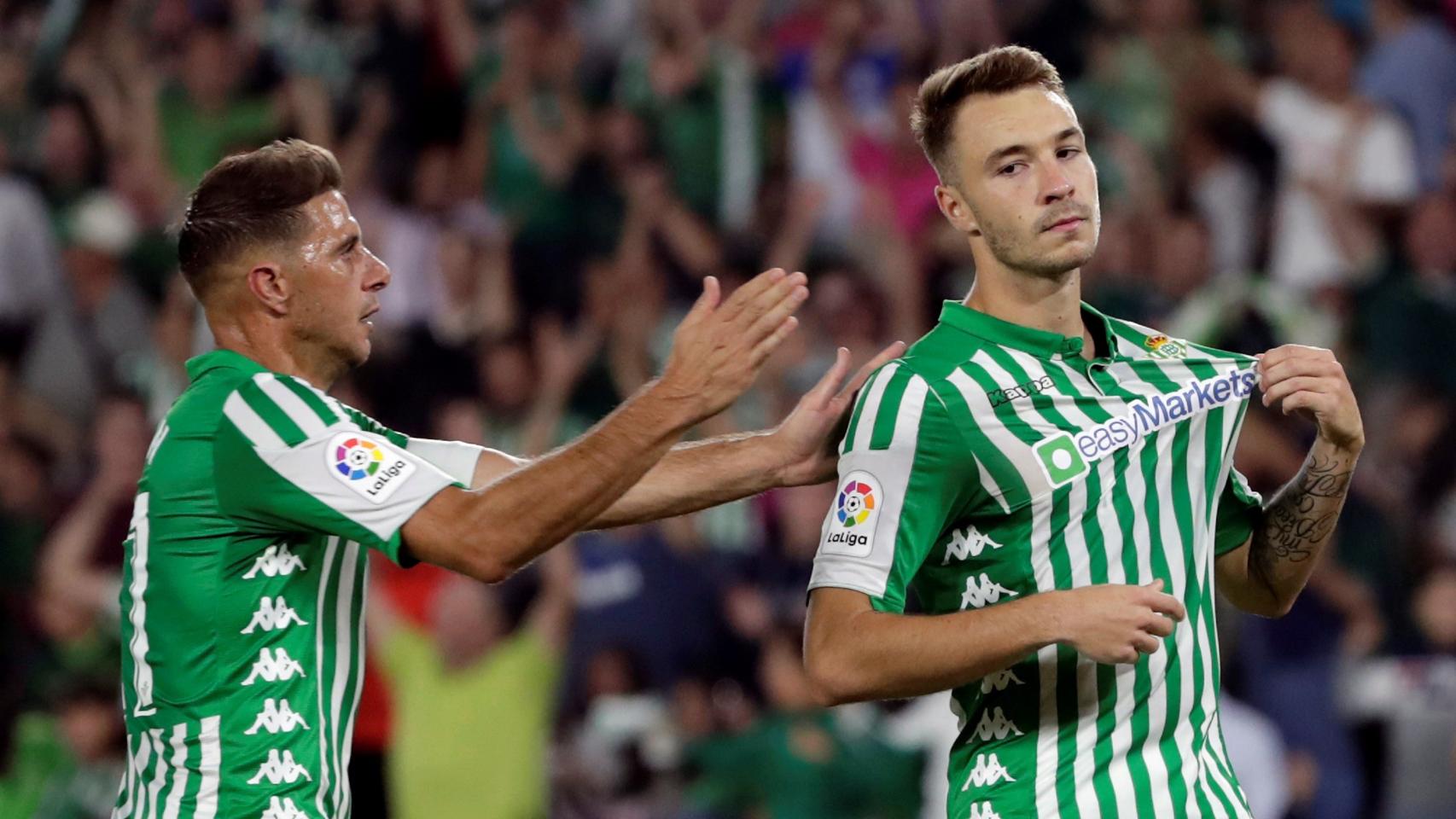 Loren celebra su gol con el Betis