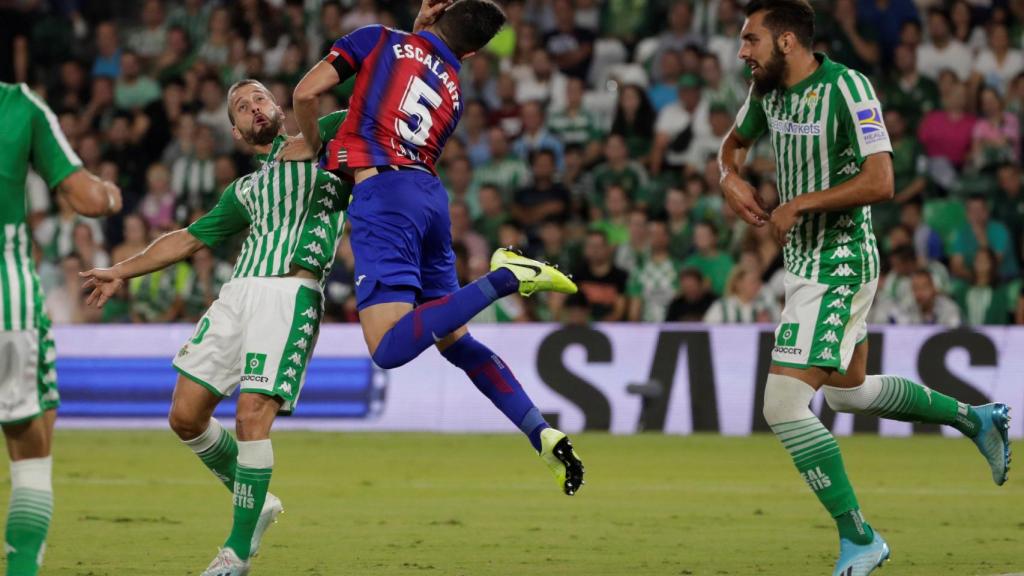 Penalti de Canales sobre Escalante.