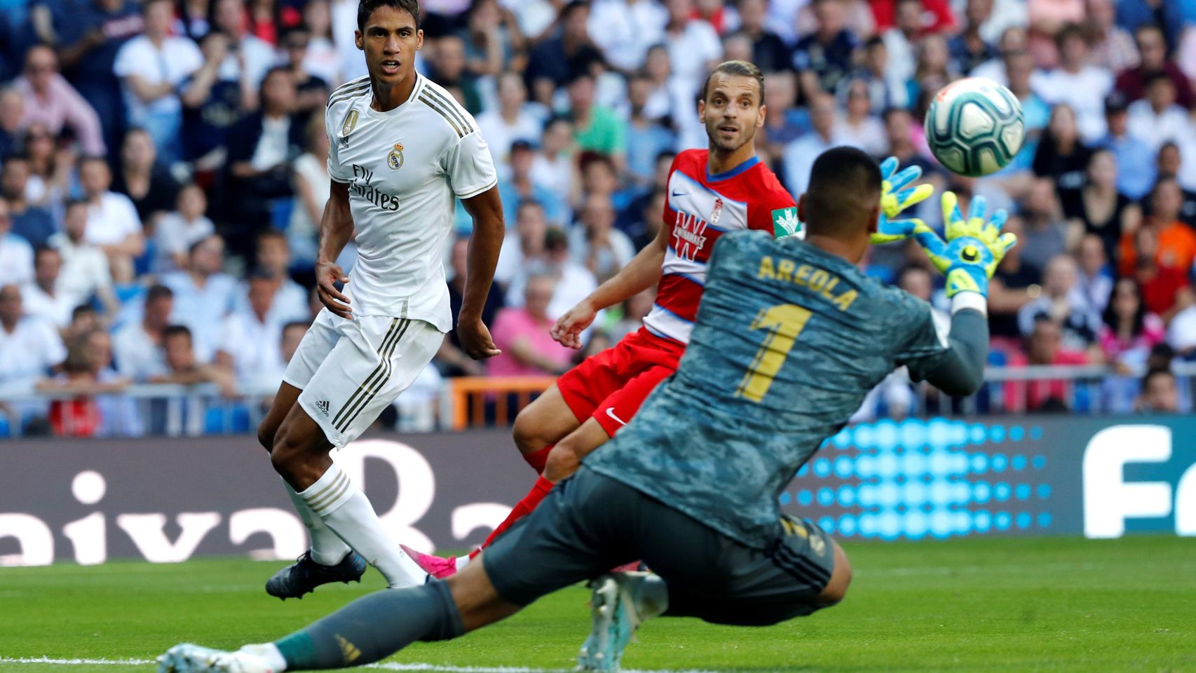 Alphonse Areola atrapa el balón ante la mirada de Varane y de Soldado