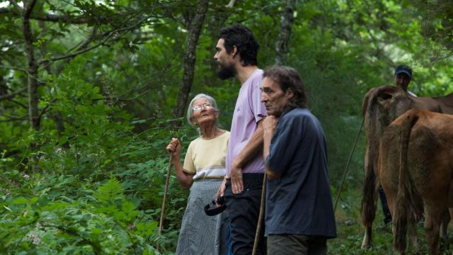 El coruñés Óliver Laxe junto a los actores de O que arde.