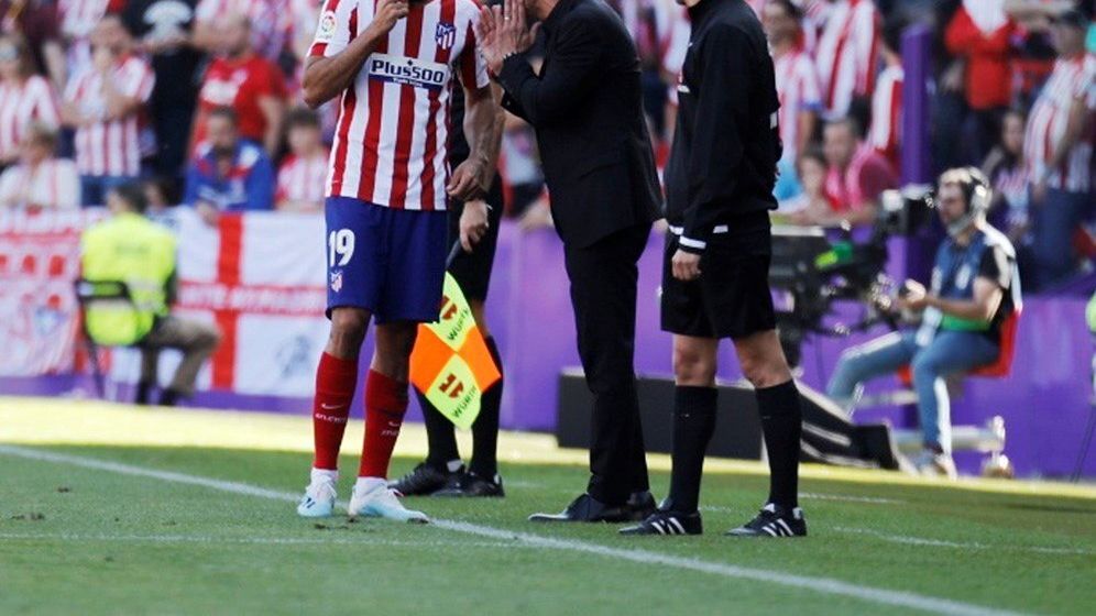Diego Costa y Simeone hablan en un momento del partido entre el Valladolid y el Atlético de Madrid