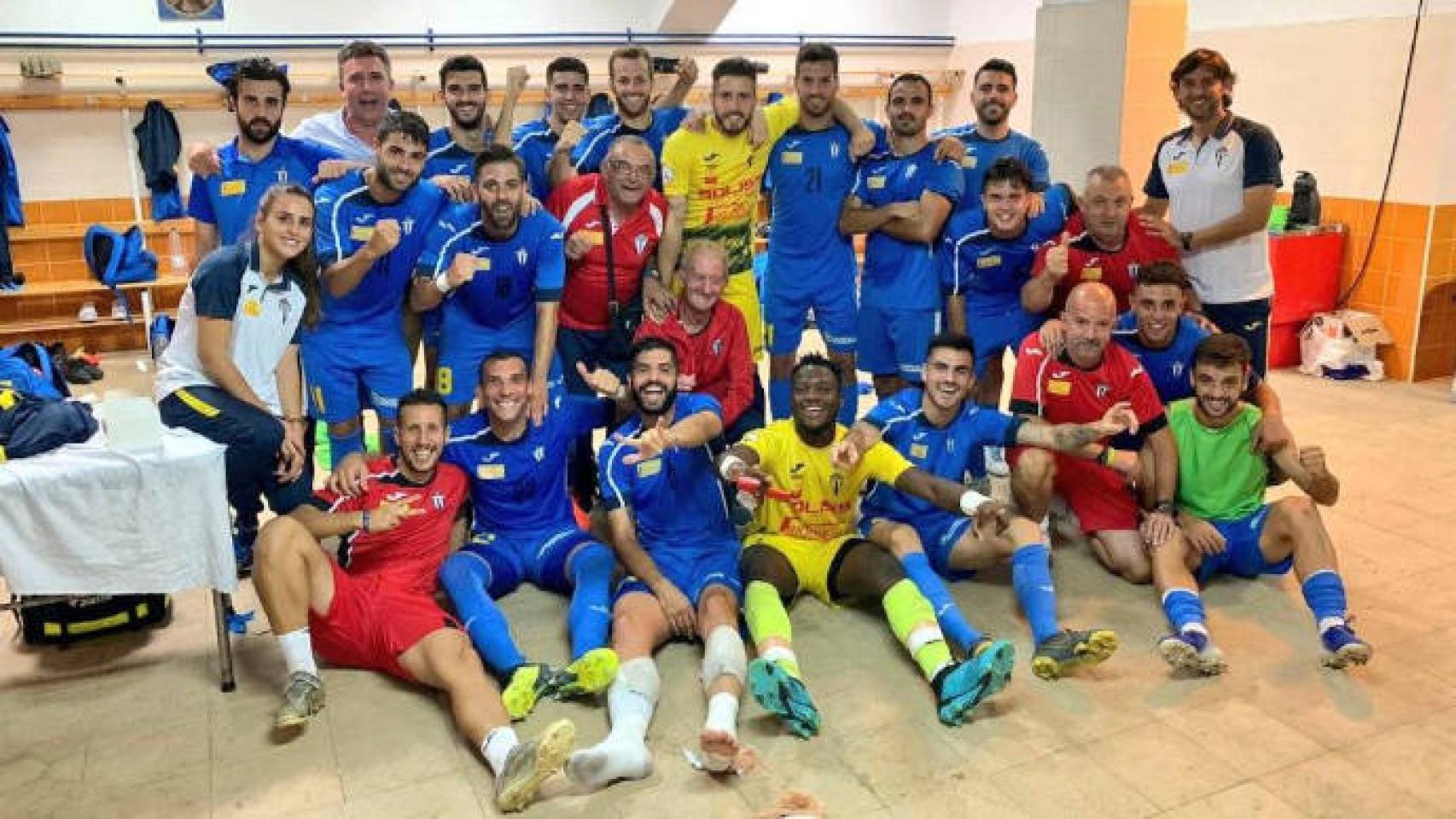 El Villarrubia celebrando la victoria en el vestuario