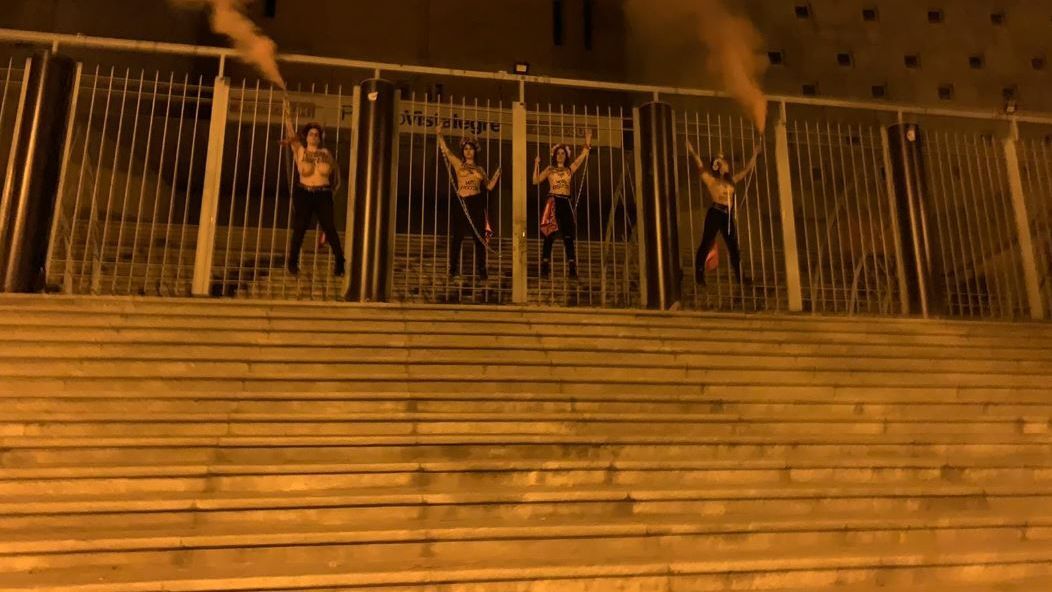 Las activistas de Femen encadenadas en Vistalegre.