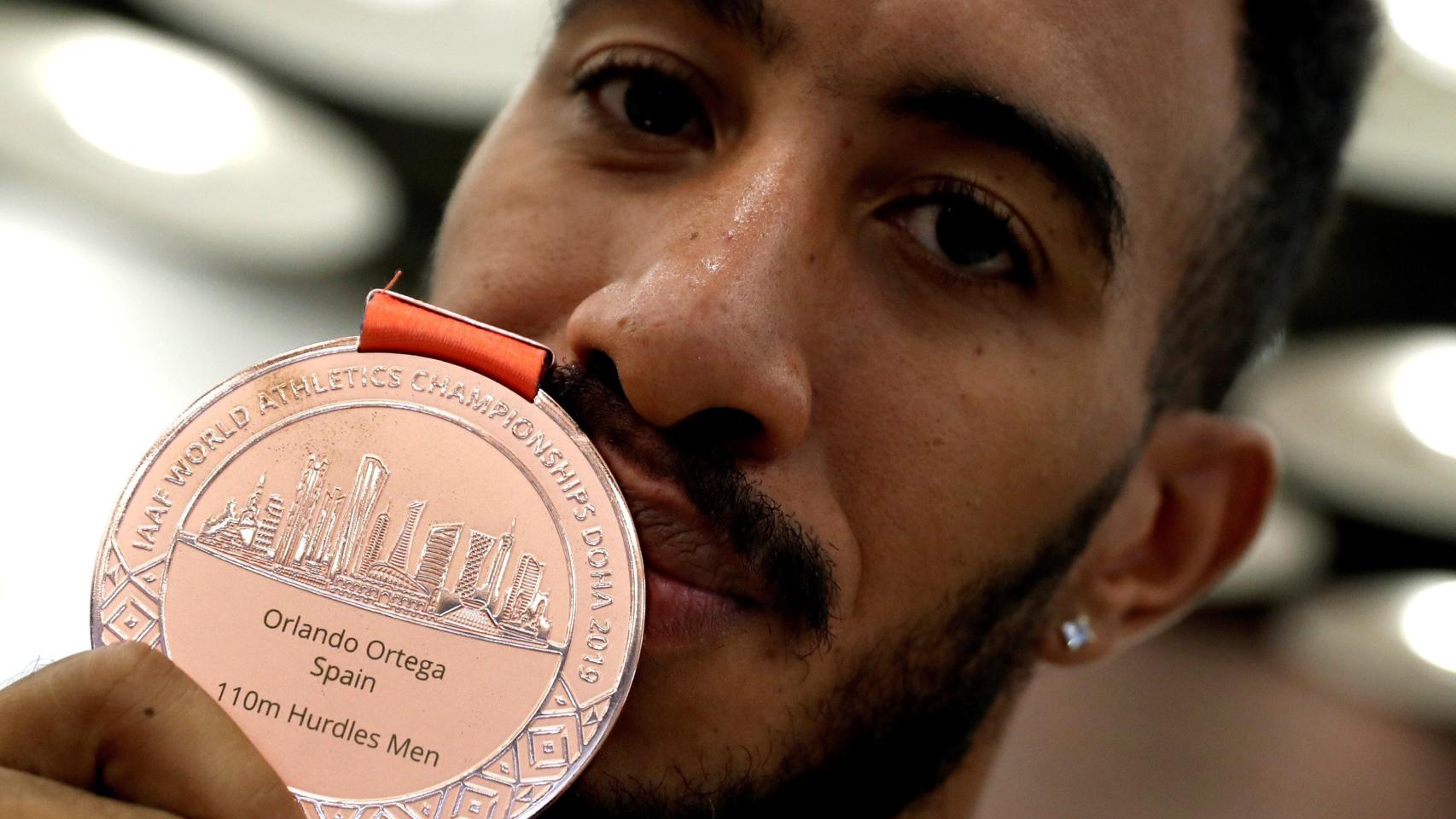 Orlando Ortega con la medalla de bronce