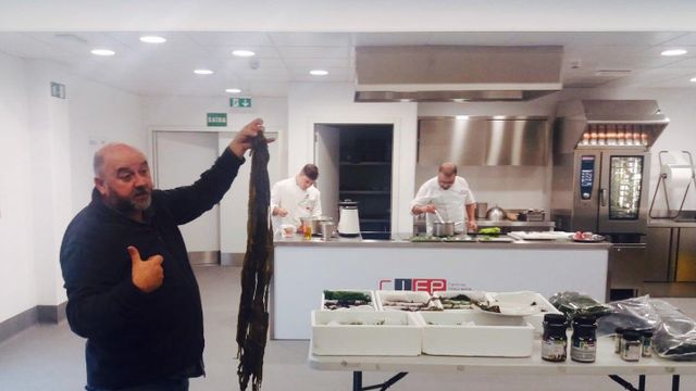 Antonio Muiños impartiendo un taller sobre algas en la gastronomía