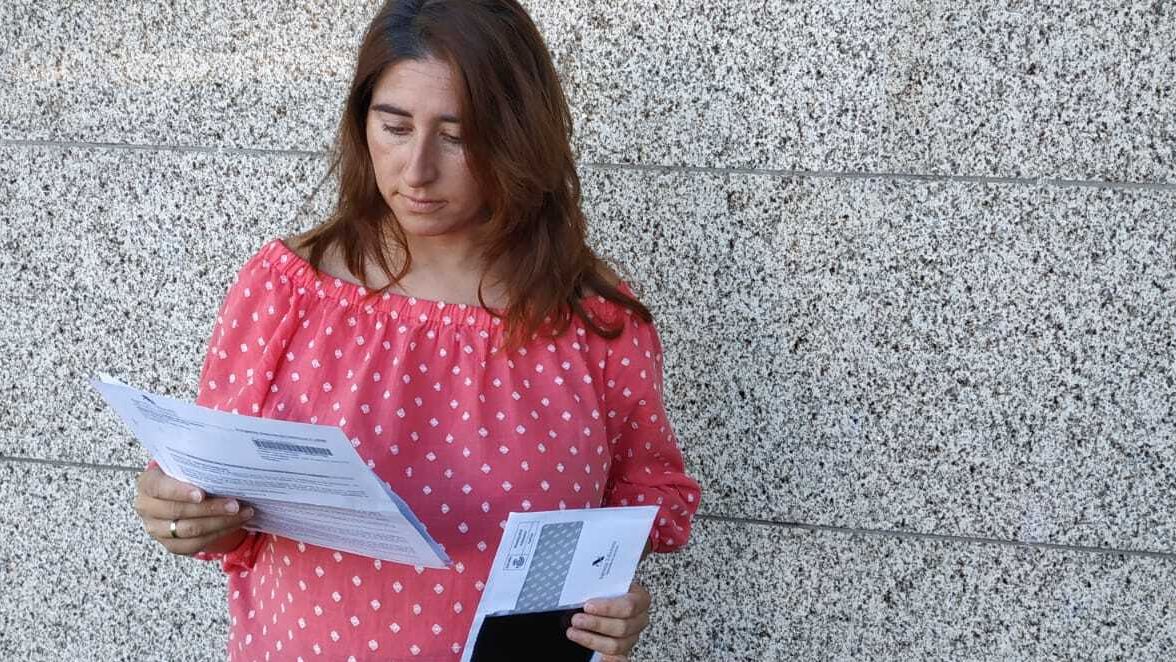 Paloma Alonso porta las últimas notificaciones que le ha enviado Hacienda con la actualización de su deuda.