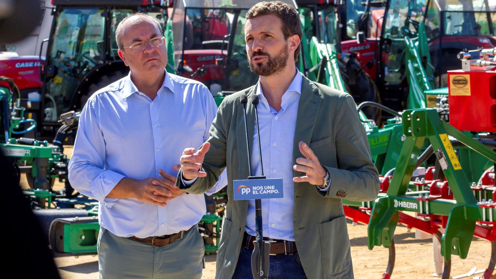 El líder del PP, Pablo Casado, interviene en presencia del líder del PP de Extremadura, José Antonio Monago, durante su visita a la Feria Internacional Ganadera de Zafra (Badajoz).