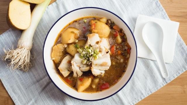 Guiso de pescado con patatas, receta fácil para chuparte los dedos