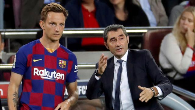 Rakitic junto a Ernesto Valverde durante un partido del Barcelona