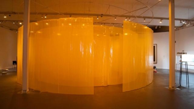 La exposición 'En caída libre' se articula en torno a la gran instalación 'Laberinto', de Àngels Ribé