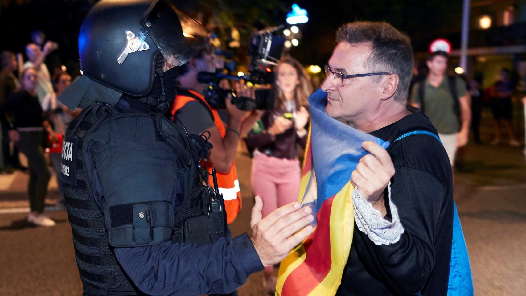 Un efectivo policial frente a un manifestante en Calella en una imagen de archivo