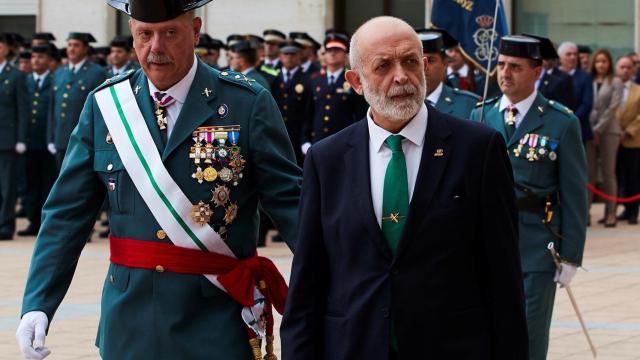 El general de la Guardia Civil, jefe de Cataluña, Pedro Garrido, y el director general, Félix Azón.
