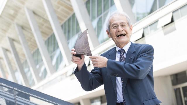 Akira Yoshino, recibiendo un galardón recientemente