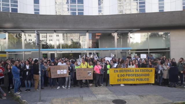 Protesta esta mañana ante la Delegación de la Xunta