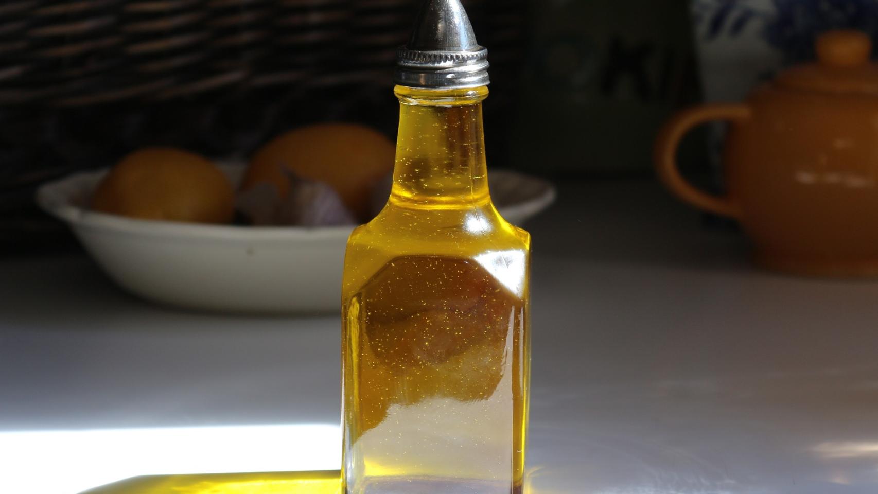 Una aceitera repleta de aceite de oliva virgen extra.