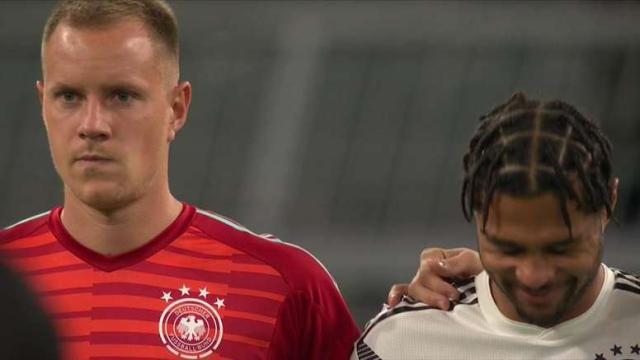 Gnabry se rie durante el minuto de silencio