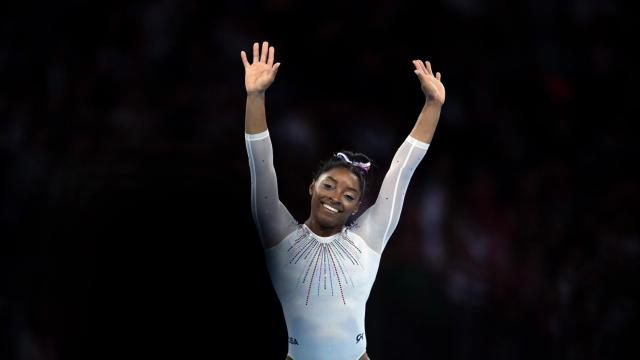 Simone Biles ella su quinto título mundial del concurso completo