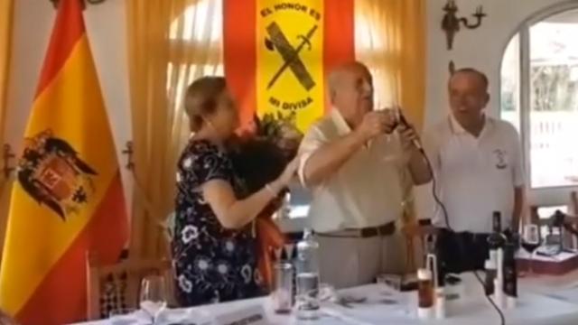 El golpista Antonio Tejero durante el brindis.