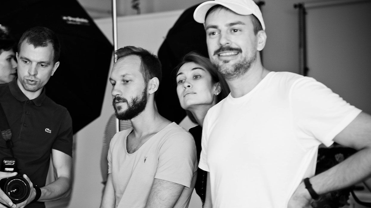 El equipo de Generated Photos en una de la sesiones de trabajo para el banco de imágenes.