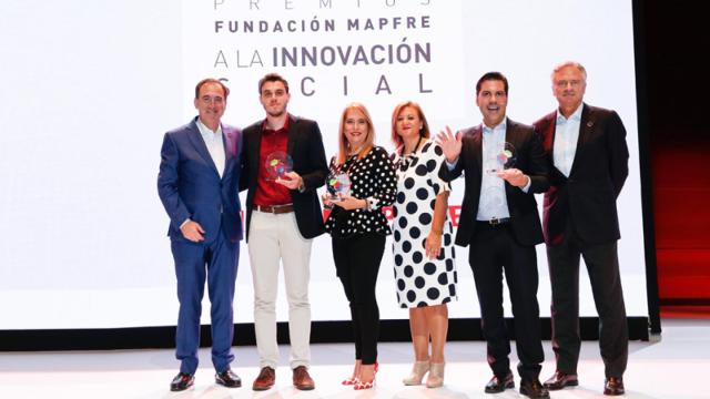 En la imagen de izquierda a derecha: Antonio Huertas, presidente de Fundación Mapfre; Julio Dantas, CEO de Neurobots; Maribel Torcatt, creadora de Mibkclub; Cristina Gallach, Alta Comisionada para la Agenda 2030 del Gobierno de España; Javier Pita, de Navilens; e Ignacio Baeza, vicepresidente de Fundación Mapfre y presidente del Jurado de los Premios Fundación Mapfre a la Innovación Social.