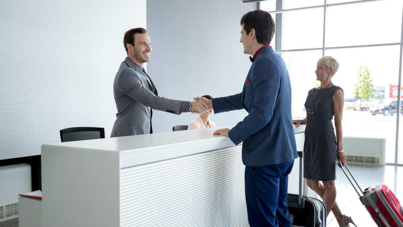 Un cliente haciendo el check-in en la recepción de un hotel.