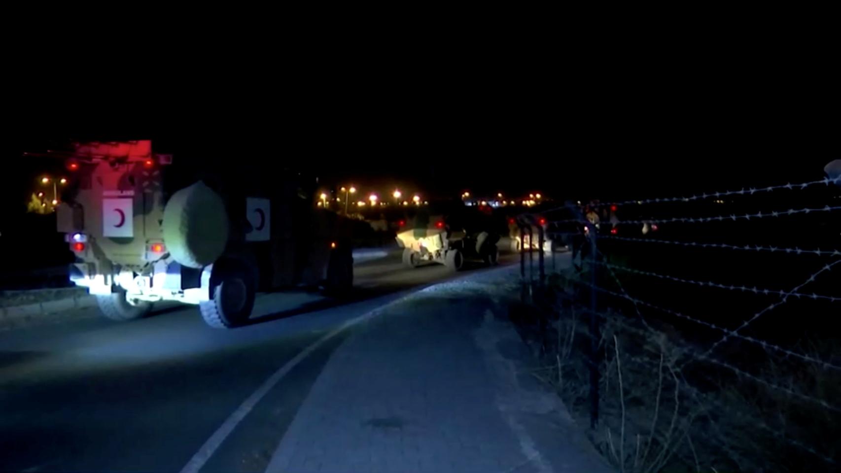 Un convoy militar turco avanza por la frontera Siria