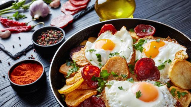 Huevos fritos con chorizo,  receta sencilla y deliciosa