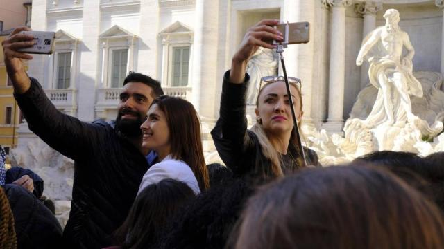 Unos turistas haciéndose un selfie en su viaje.