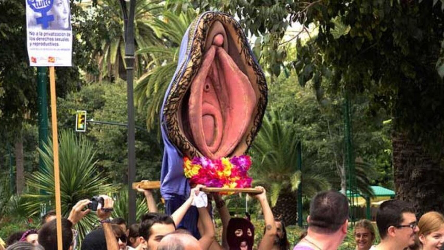 Un momento de la citada procesión por las calles de Sevilla.