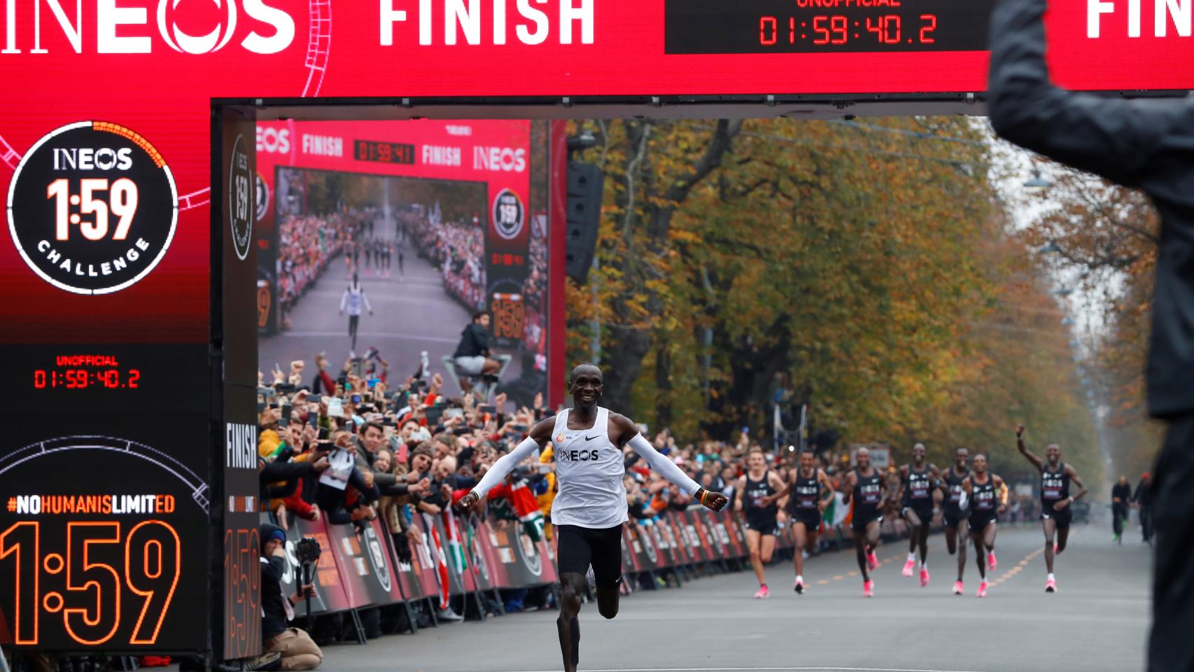 Eliud Kipchoge cruza la meta en Viena