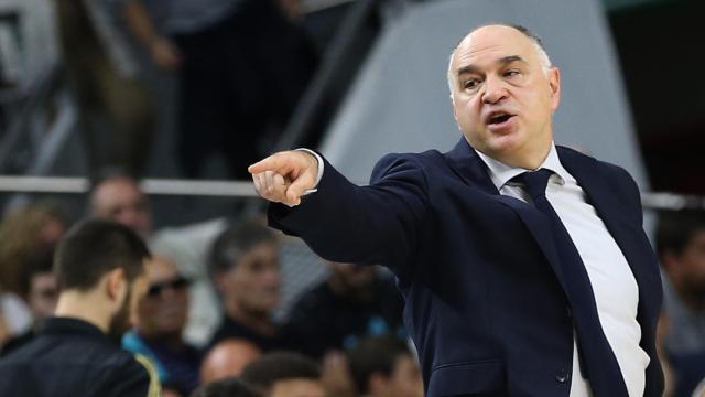 Pablo Laso da indicaciones al Real Madrid de baloncesto
