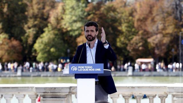 Pablo Casado, en el parque del Retiro, en Madrid, este domingo.
