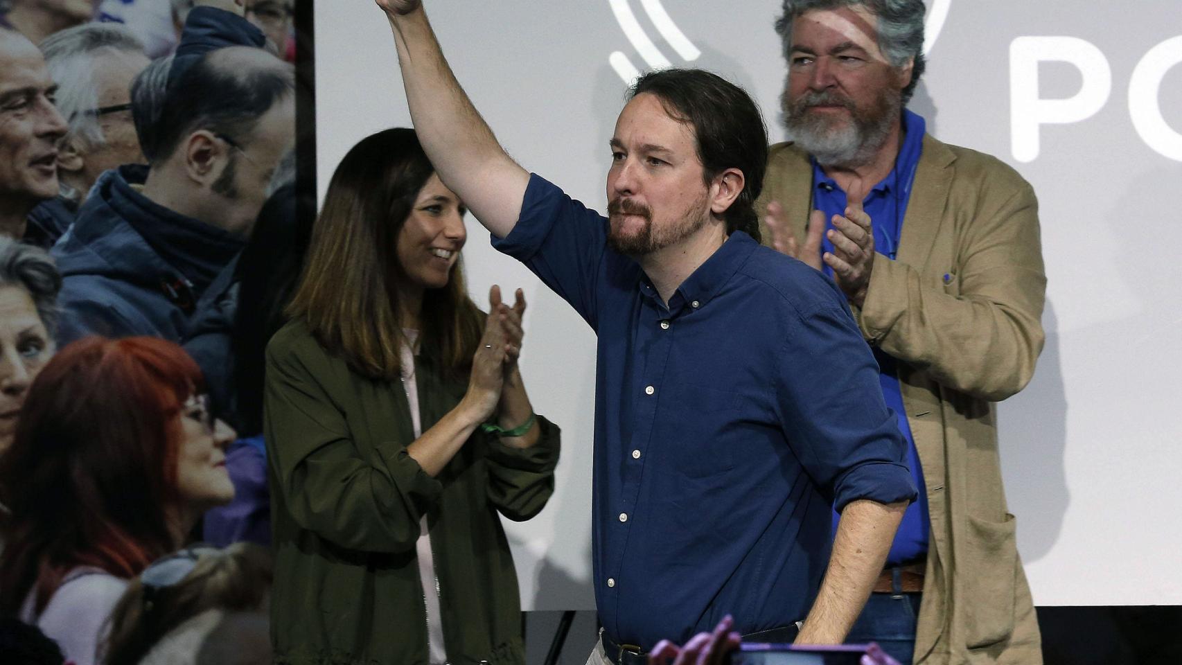 Pablo Iglesias, entre Ione Belarra y Juantxo López Uralde, en la presentación del programa de Podemos para el 10-N.