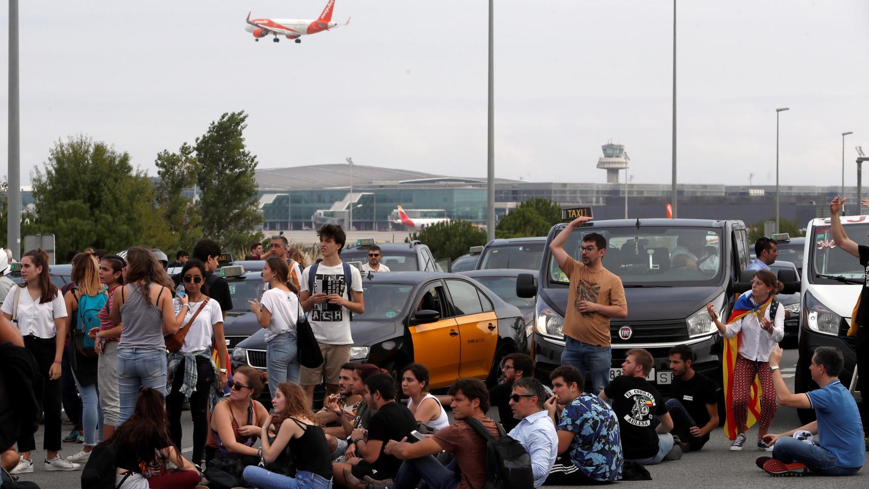 Centenares de personas llegan caminando a las inmediaciones del Aeropuerto de El Prat.