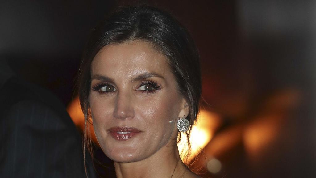 Primer plano de la reina Letizia llevando los pendientes de chatones del lote de joyas de pasar.